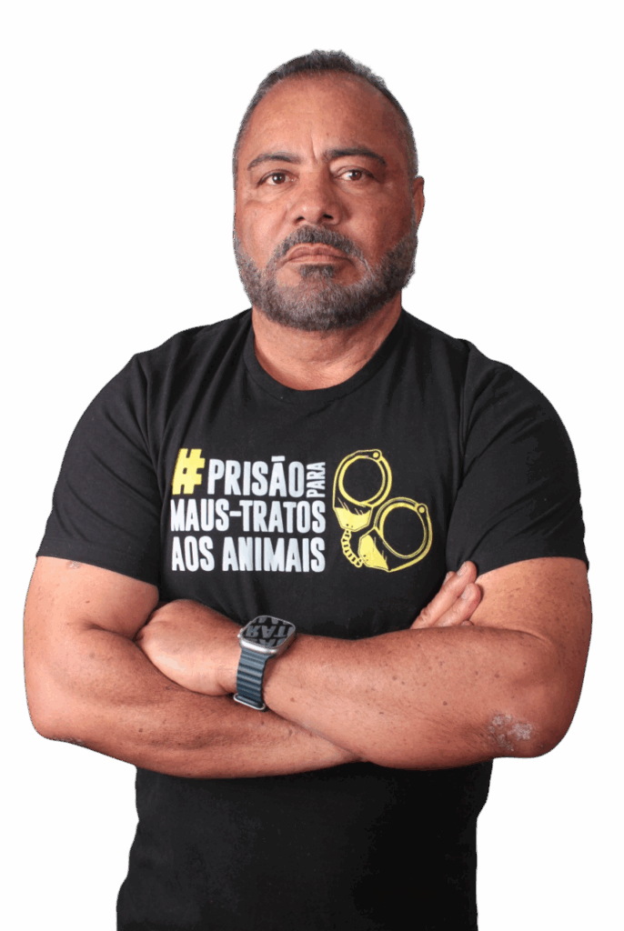 Jair Ganem com camiseta da campanha Prisão para maus-tratos aos animais